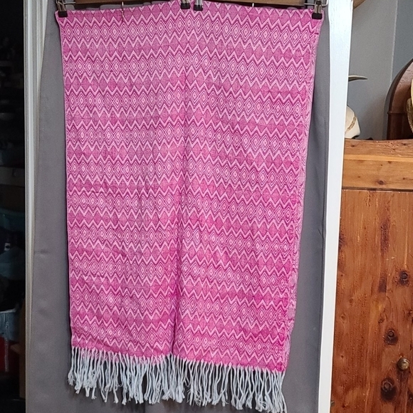 Unbranded wrap/scarf fringed chevron 24x68 inches - Picture 1 of 4